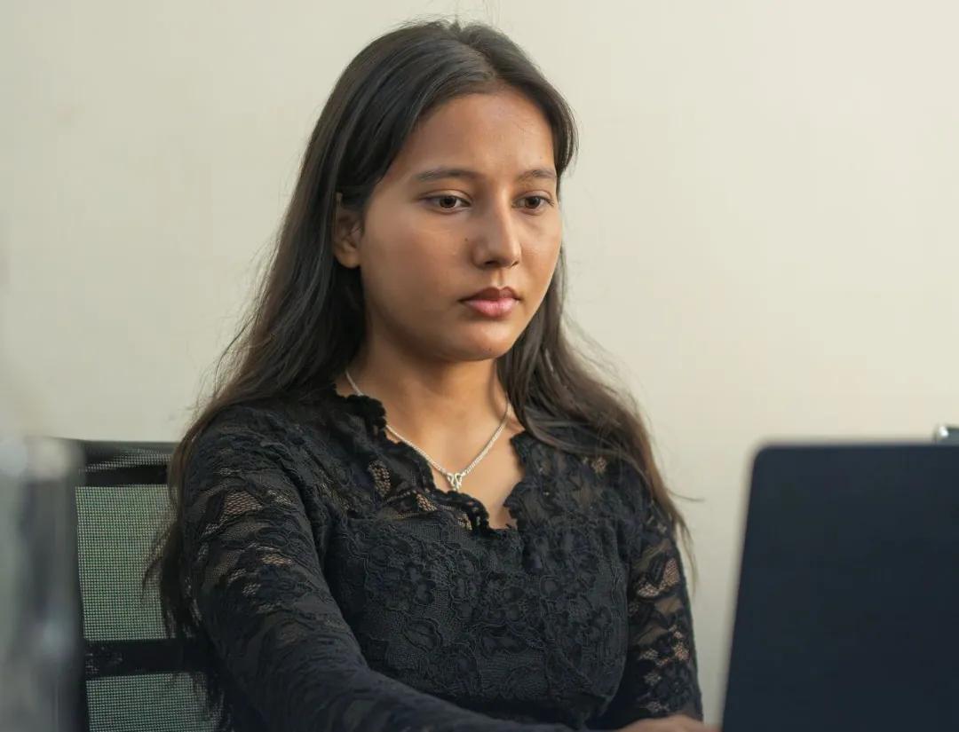A student watching her timeline