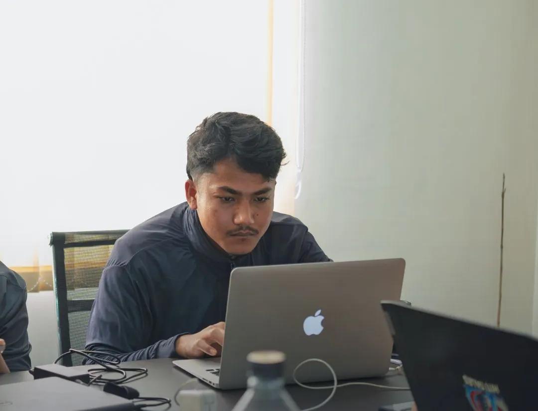 A student on a MacBook in class